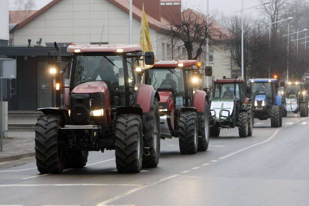 Pajūrio ūkininkai protestavo traktorių vilkstinėmis