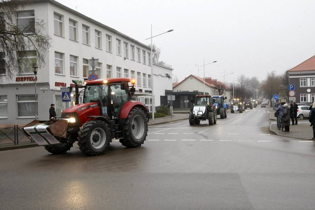 Pajūrio ūkininkai protestavo traktorių vilkstinėmis