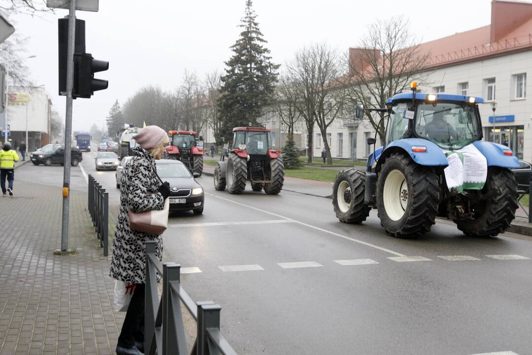 Pajūrio ūkininkai protestavo traktorių vilkstinėmis