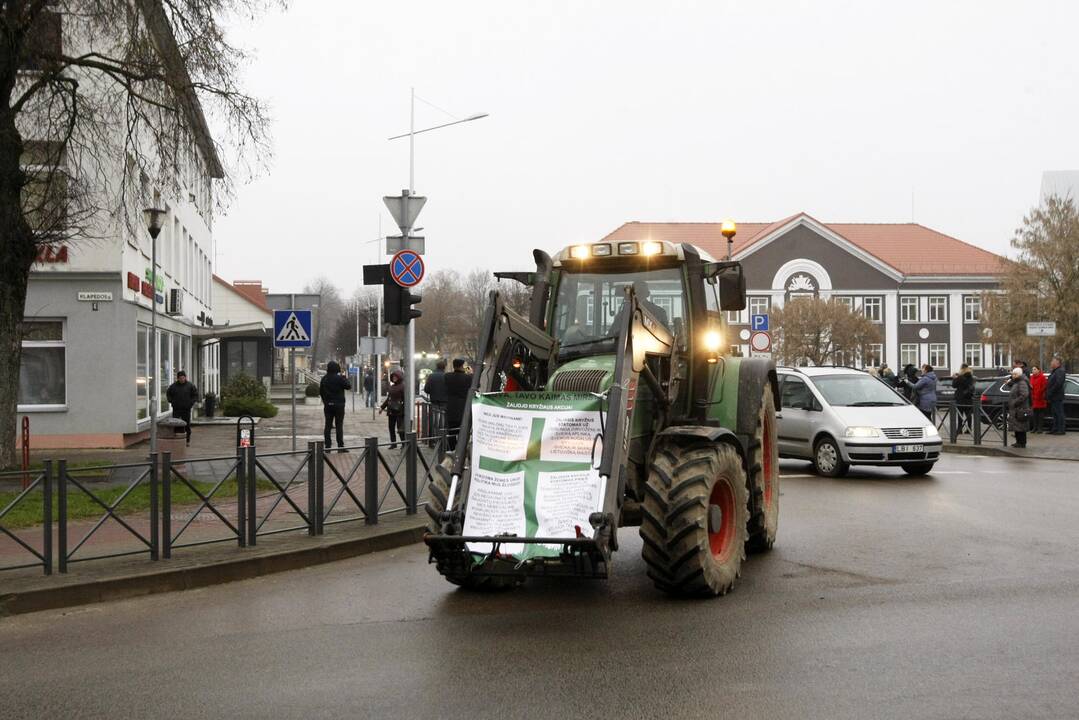 Pajūrio ūkininkai protestavo traktorių vilkstinėmis