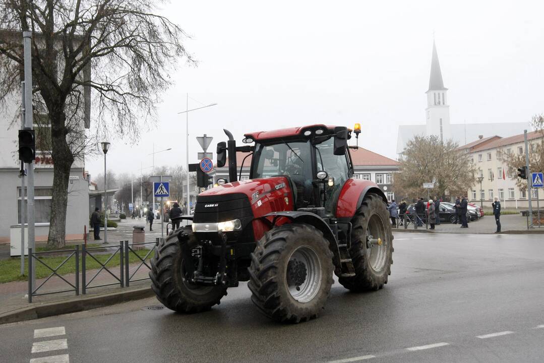 Pajūrio ūkininkai protestavo traktorių vilkstinėmis
