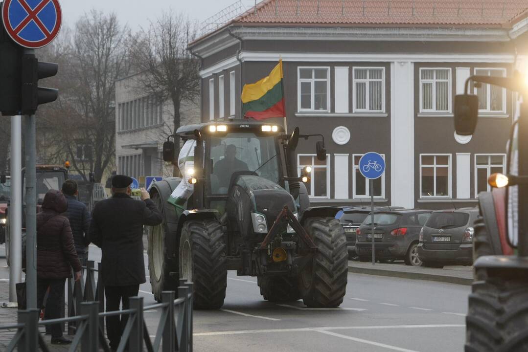 Pajūrio ūkininkai protestavo traktorių vilkstinėmis