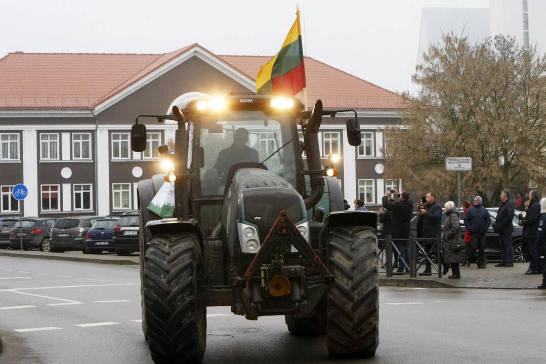 Pajūrio ūkininkai protestavo traktorių vilkstinėmis
