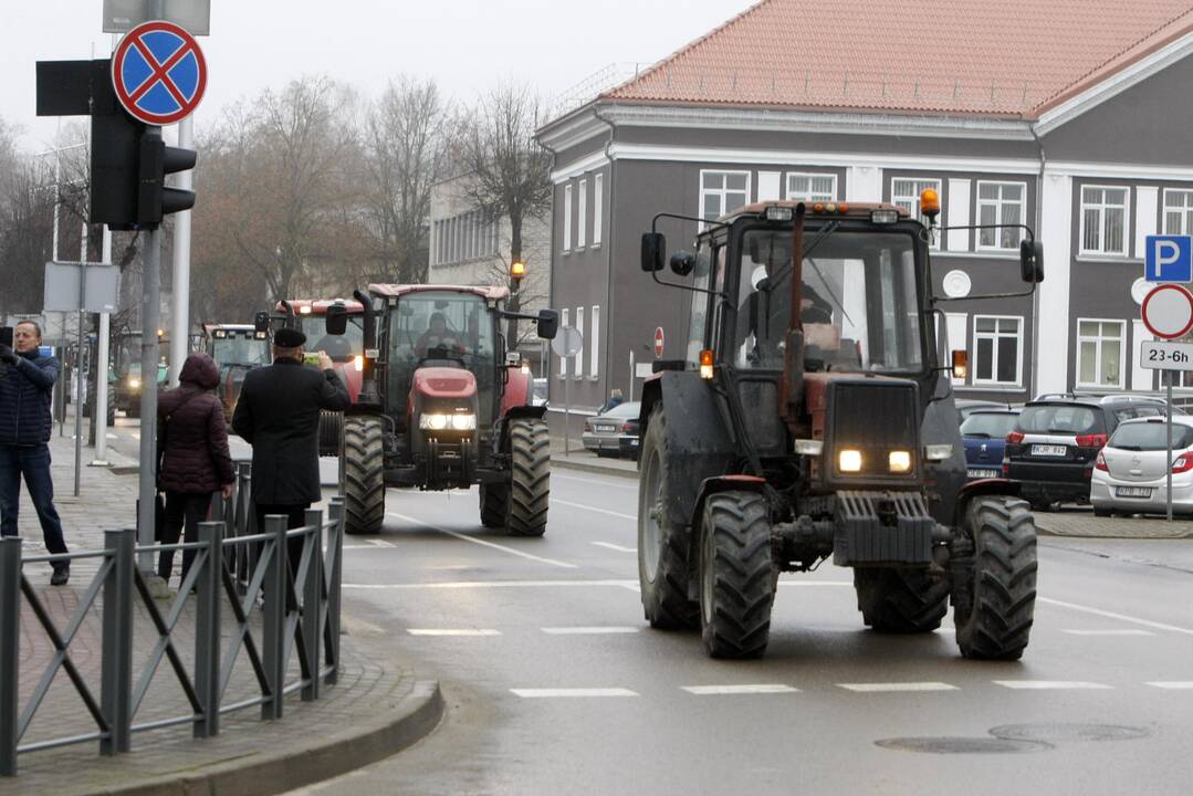 Pajūrio ūkininkai protestavo traktorių vilkstinėmis
