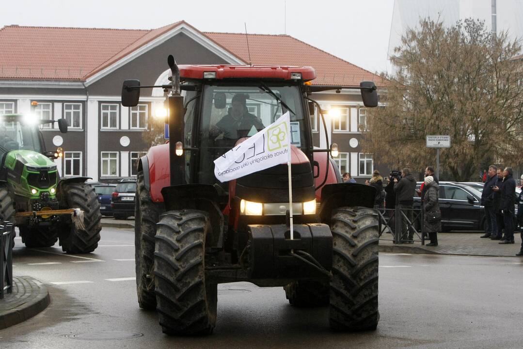 Pajūrio ūkininkai protestavo traktorių vilkstinėmis