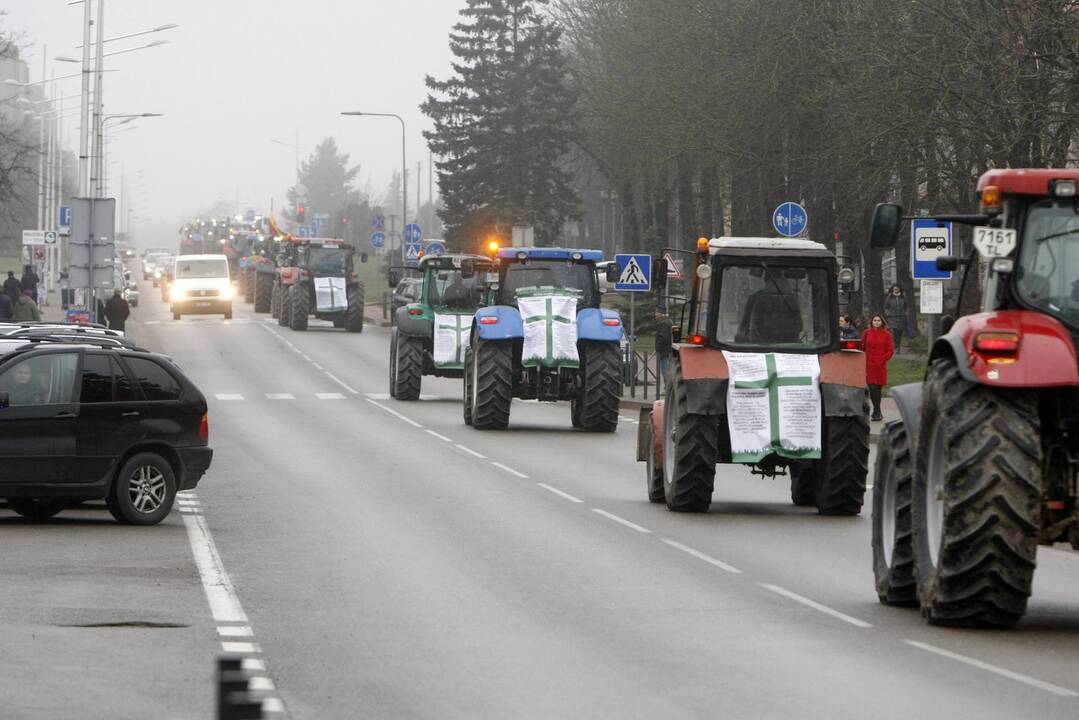 Pajūrio ūkininkai protestavo traktorių vilkstinėmis