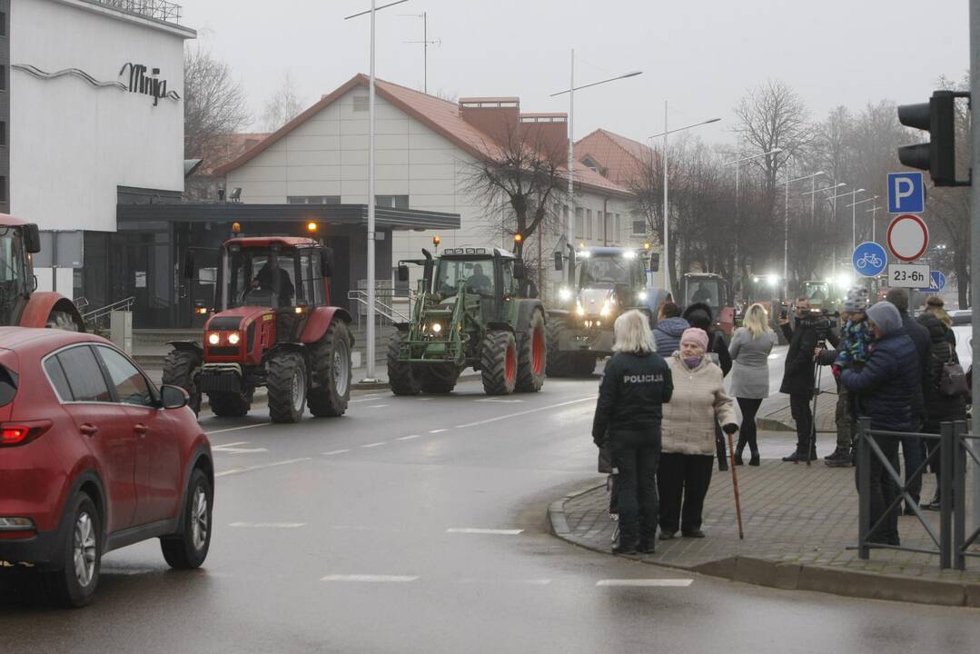 Pajūrio ūkininkai protestavo traktorių vilkstinėmis