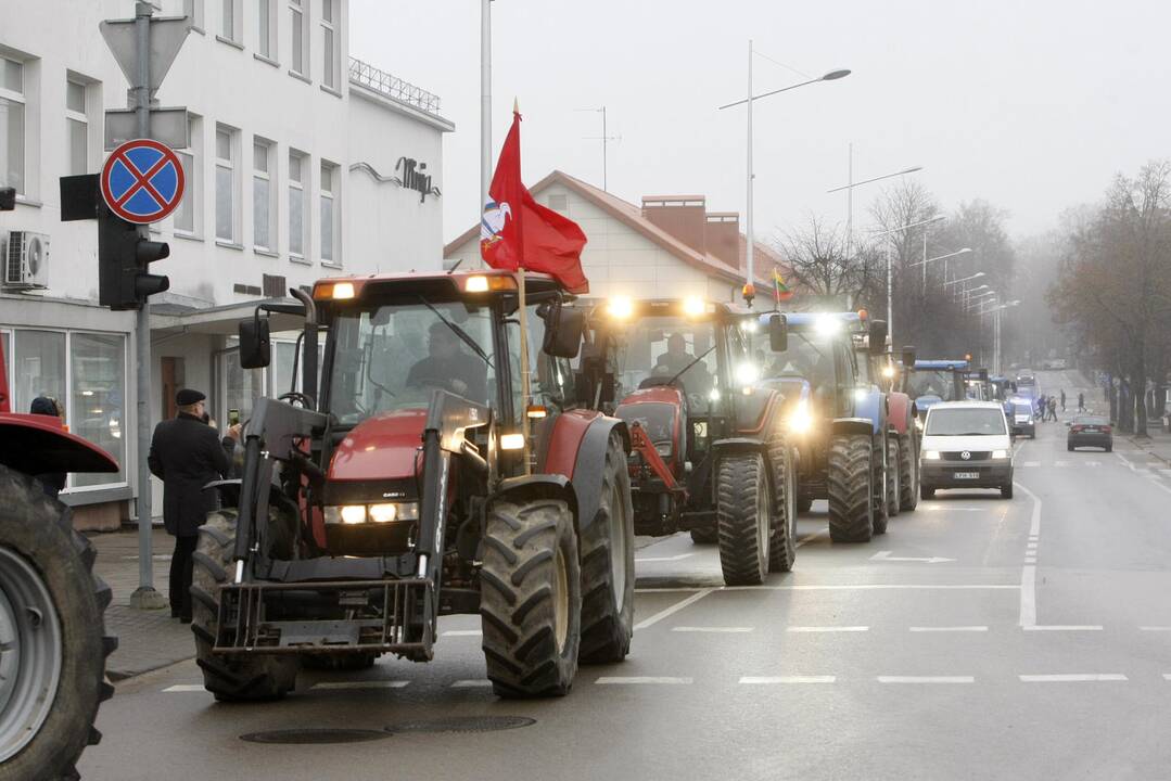 Pajūrio ūkininkai protestavo traktorių vilkstinėmis