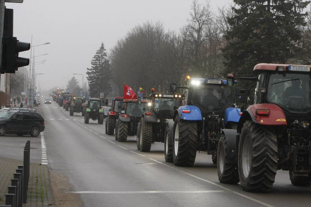 Pajūrio ūkininkai protestavo traktorių vilkstinėmis