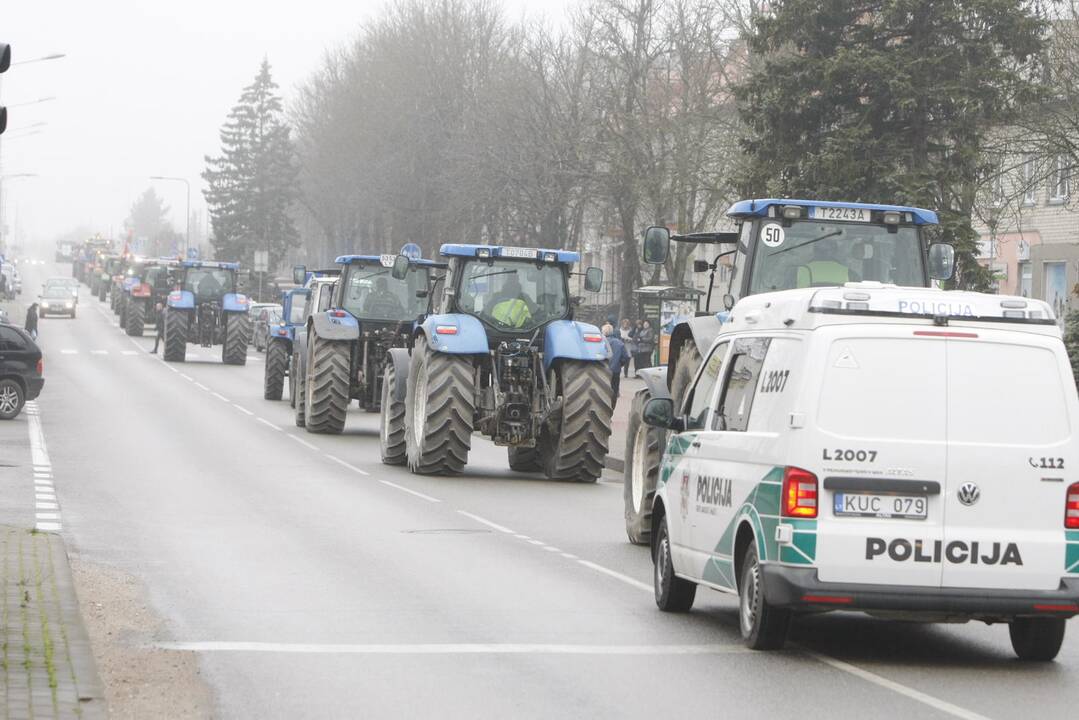 Pajūrio ūkininkai protestavo traktorių vilkstinėmis