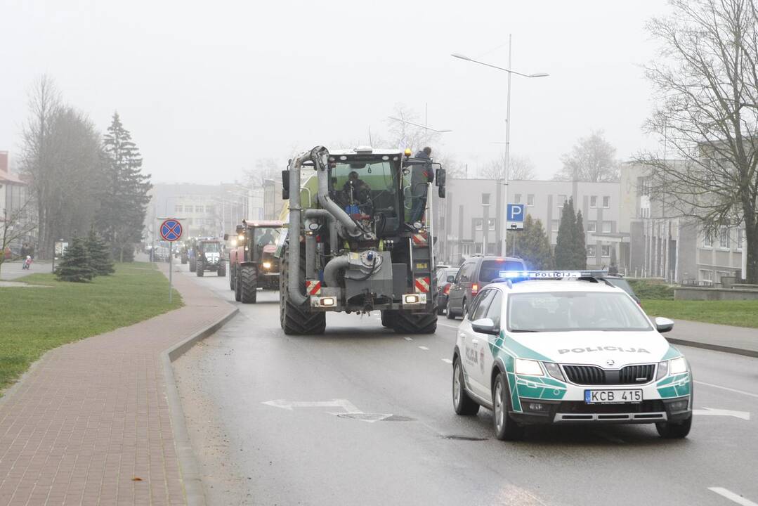 Pajūrio ūkininkai protestavo traktorių vilkstinėmis