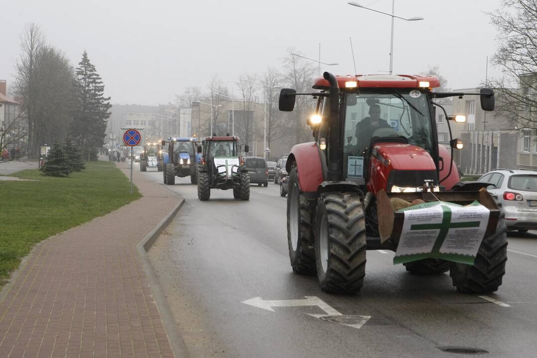 Pajūrio ūkininkai protestavo traktorių vilkstinėmis