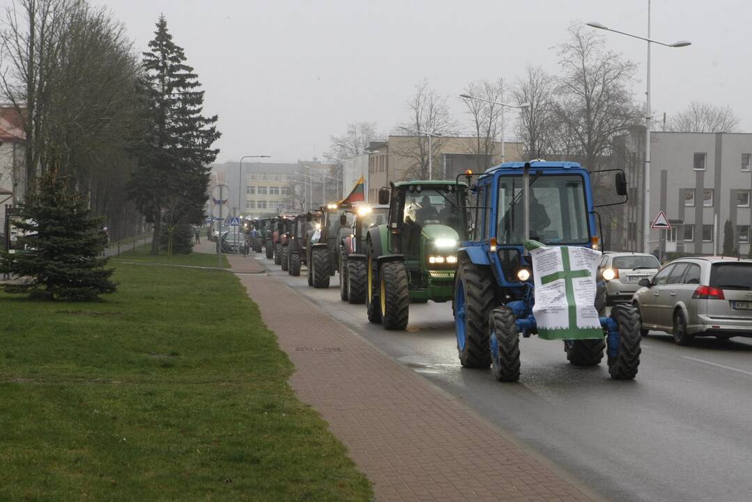 Pajūrio ūkininkai protestavo traktorių vilkstinėmis