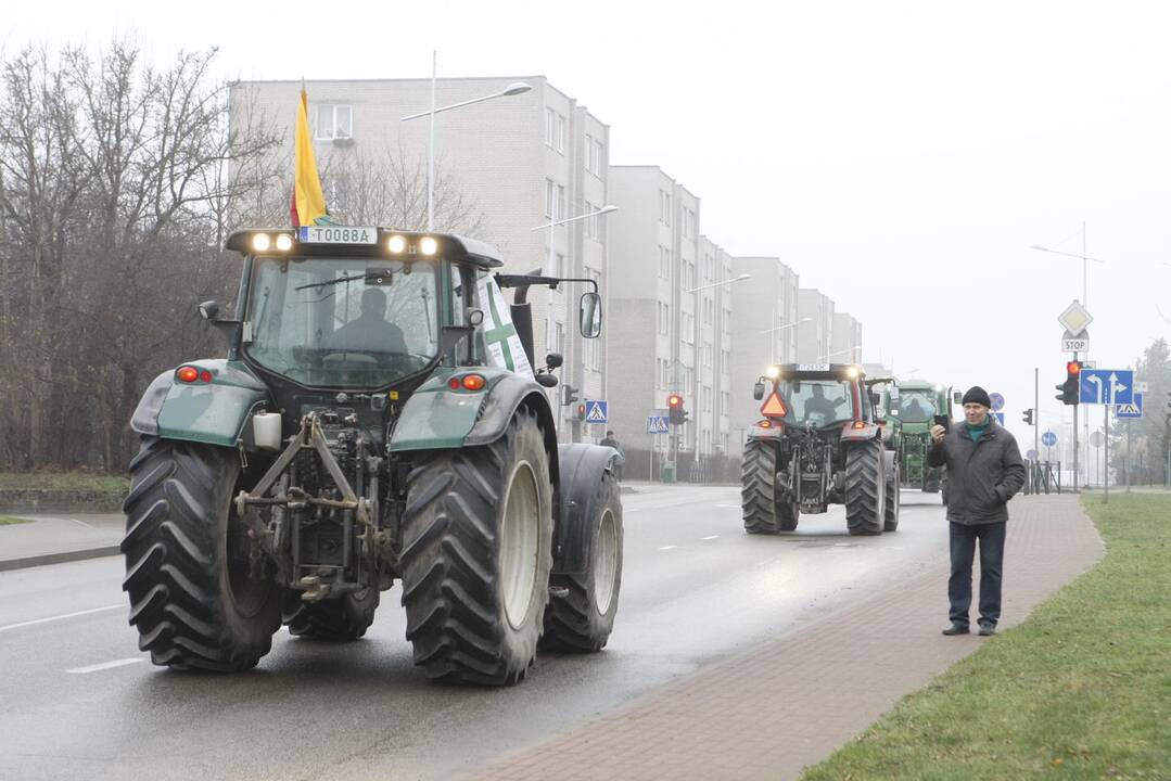 Pajūrio ūkininkai protestavo traktorių vilkstinėmis