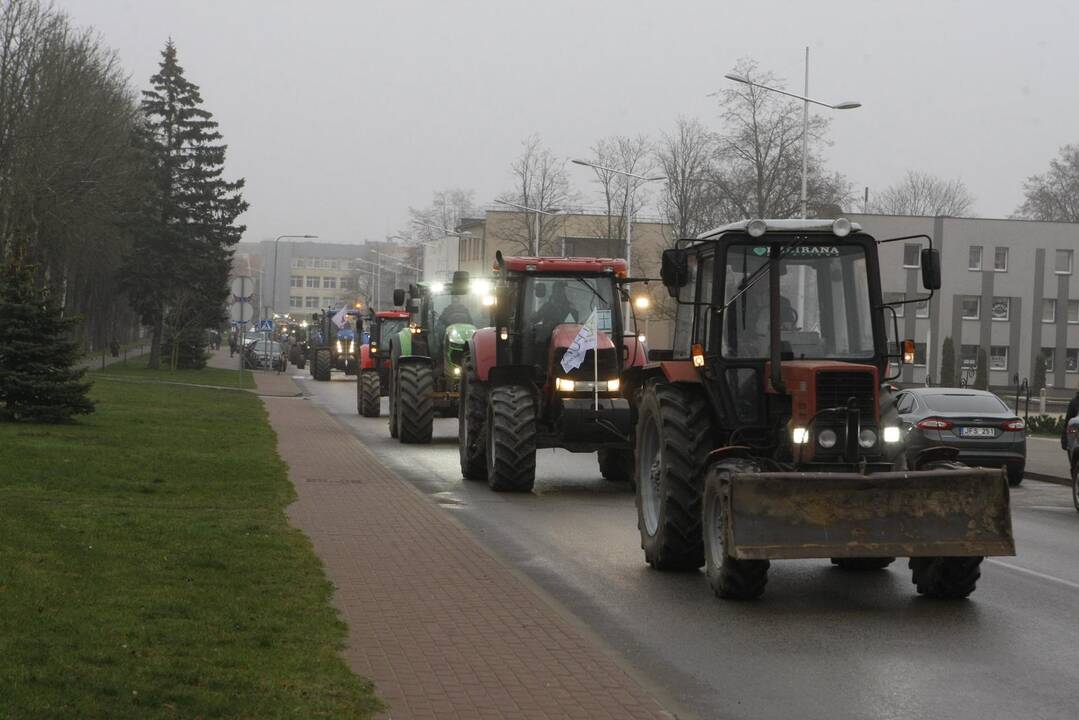 Pajūrio ūkininkai protestavo traktorių vilkstinėmis