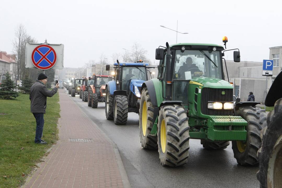 Pajūrio ūkininkai protestavo traktorių vilkstinėmis