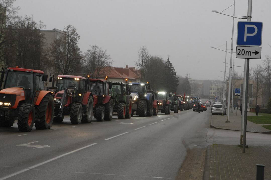 Pajūrio ūkininkai protestavo traktorių vilkstinėmis