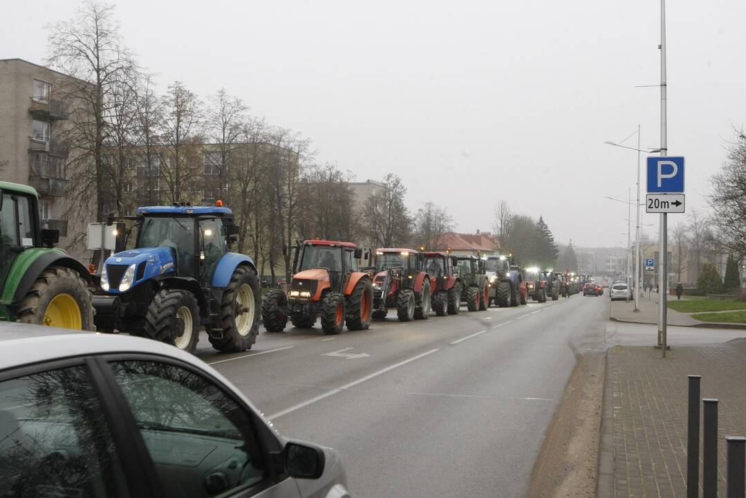 Pajūrio ūkininkai protestavo traktorių vilkstinėmis