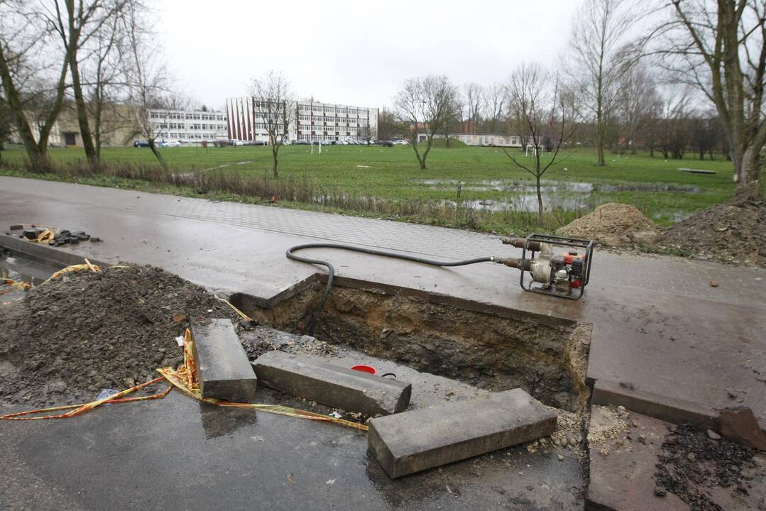 Klausimai: žmonės svarstė, kodėl nebuvo galima visų darbų atlikti vienu metu – sutvarkyti ir nuotekų tinklus, ir pėsčiųjų taką?