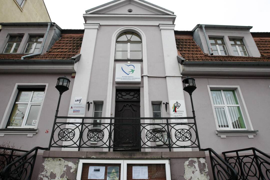 Manevras: partijos, kurios pagal įstatymą privalo išsikelti iš savivaldybių suteiktų nemokamų patalpų, sugalvojo, kaip jų neprarasti.