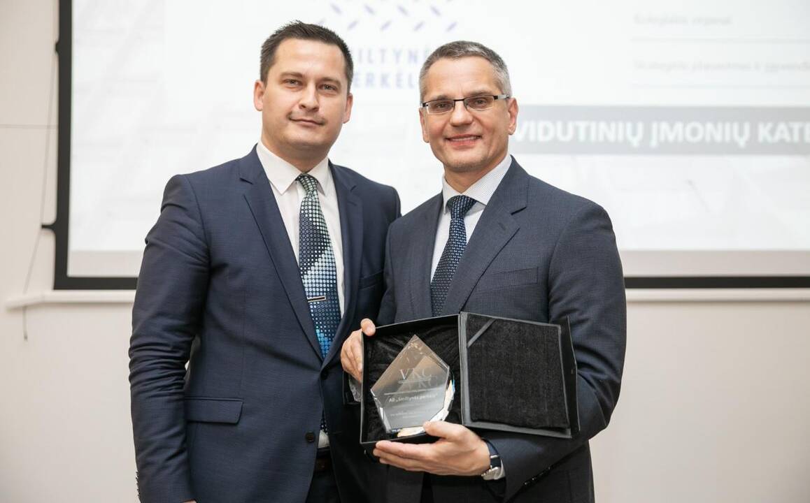 Įvertinimas: VšĮ „Stebėsenos ir prognozių agentūra“ direktorius V.Danielius Gerosios valdysenos praktikos apdovanojimą Lietuvos vidutinių įmonių kategorijoje įteikė „Smiltynės perkėlos“ generaliniam direktoriui M. Čiakui.