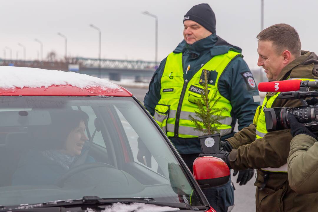 Kaune miškininkai su policija vairuotojams dovanojo eglutes