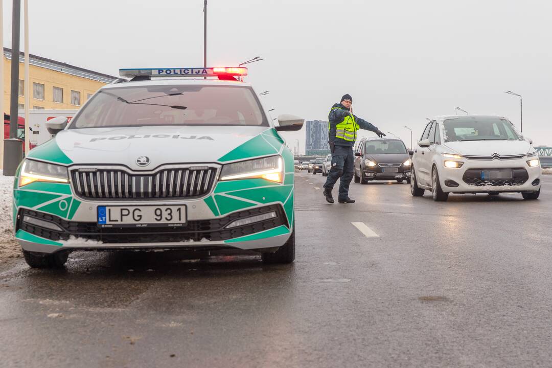 Kaune miškininkai su policija vairuotojams dovanojo eglutes