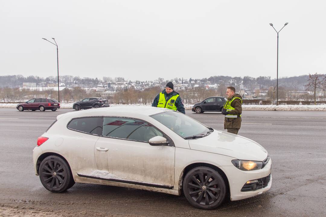 Kaune miškininkai su policija vairuotojams dovanojo eglutes