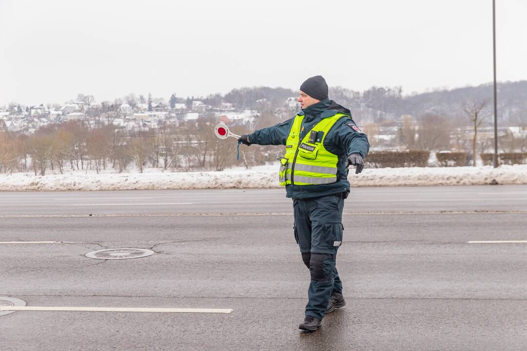 Kaune miškininkai su policija vairuotojams dovanojo eglutes