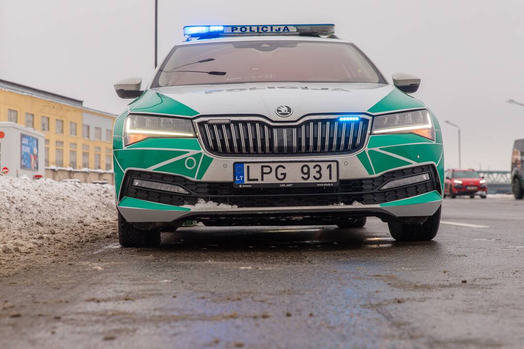 Kaune miškininkai su policija vairuotojams dovanojo eglutes