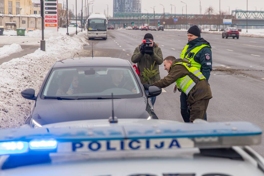 Kaune miškininkai su policija vairuotojams dovanojo eglutes