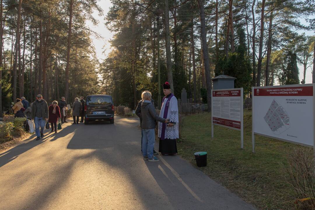 Kauno kapinių lankymas