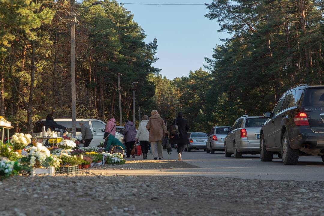 Kauno kapinių lankymas