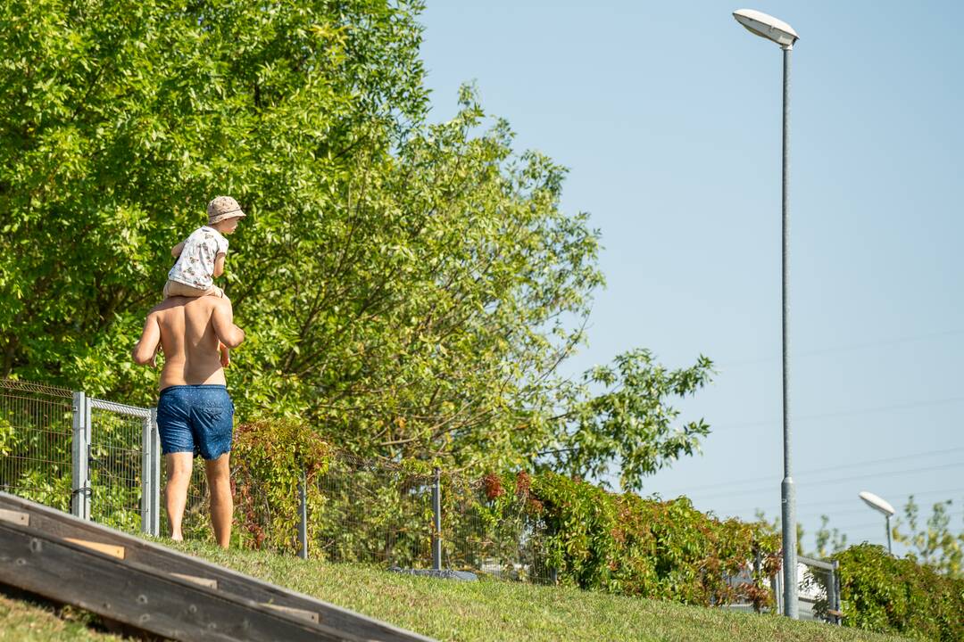 Kauniečių poilsis prie vandens telkinių