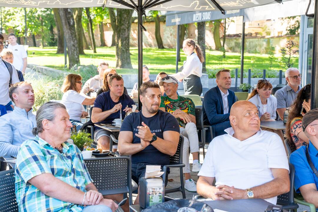 Kauniečiai stebi Lietuvos-Serbijos krepšinio rungtynes