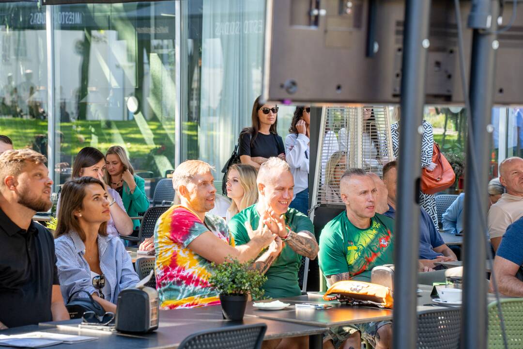 Kauniečiai stebi Lietuvos-Serbijos krepšinio rungtynes