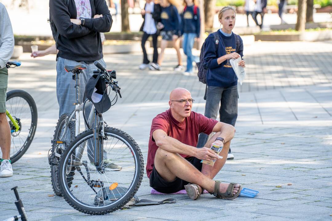 Kauniečiai stebi Lietuvos-Serbijos krepšinio rungtynes