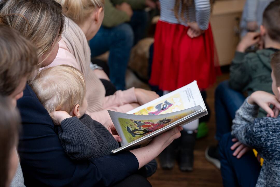 Vaikų skaitymai su terapiniais šunimis