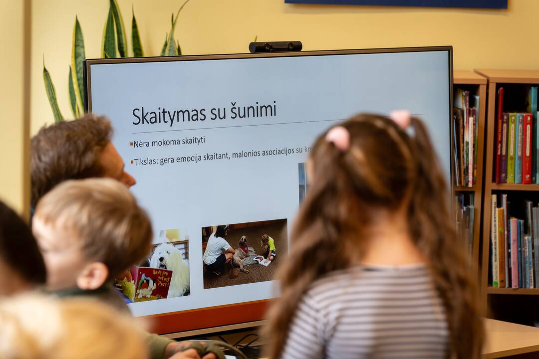 Vaikų skaitymai su terapiniais šunimis