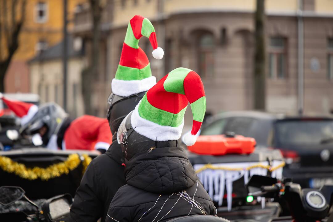 Kalėdų Seneliai išriedėjo į miesto gatves