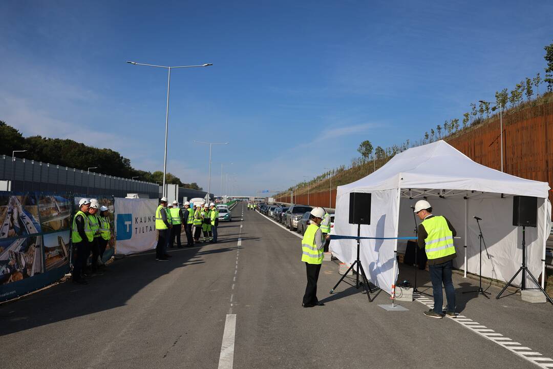 A1 kelyje atidarytas vidurinis tiltas per Nerį