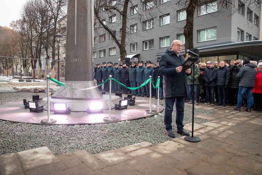 Oficialiai atidengtas policijai skirtas obeliskas