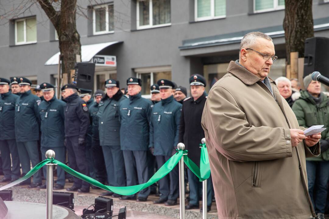Oficialiai atidengtas policijai skirtas obeliskas