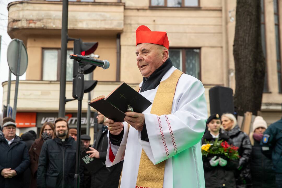 Oficialiai atidengtas policijai skirtas obeliskas