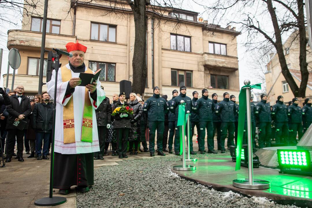 Oficialiai atidengtas policijai skirtas obeliskas
