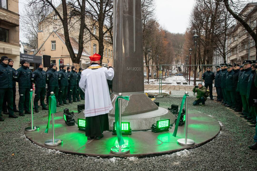 Oficialiai atidengtas policijai skirtas obeliskas