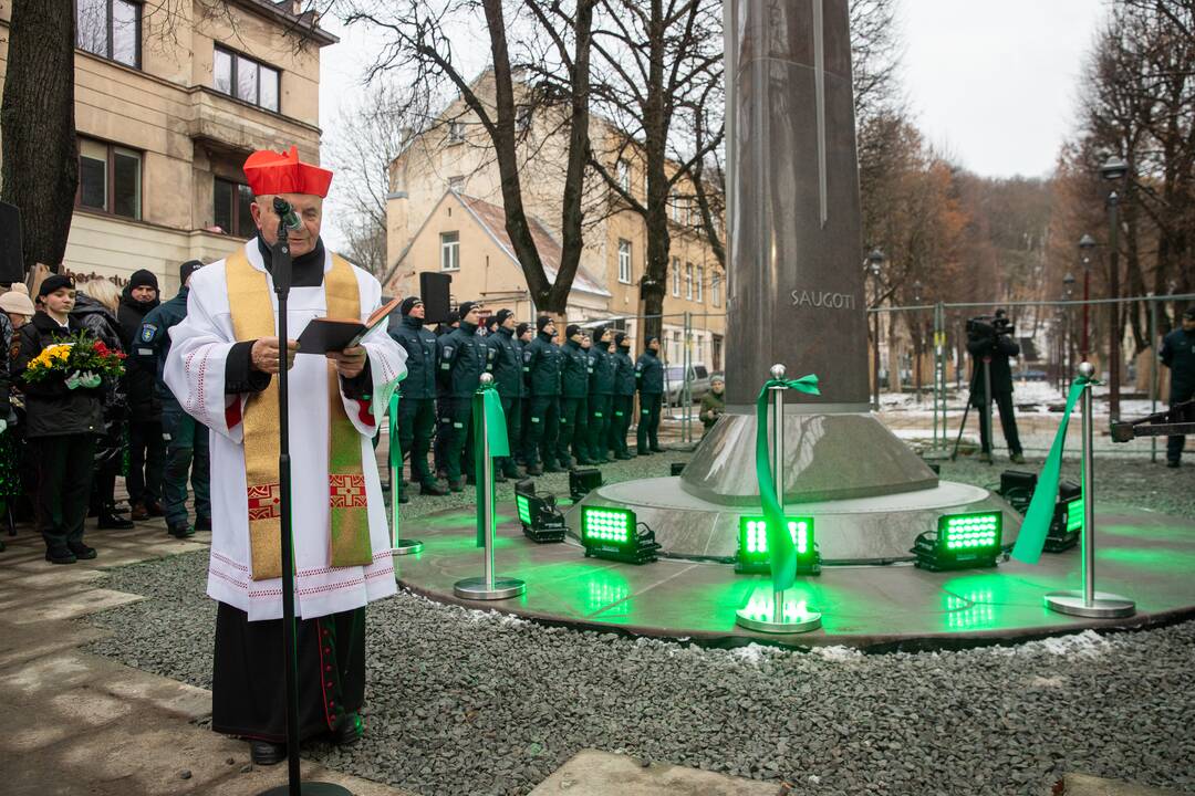 Oficialiai atidengtas policijai skirtas obeliskas