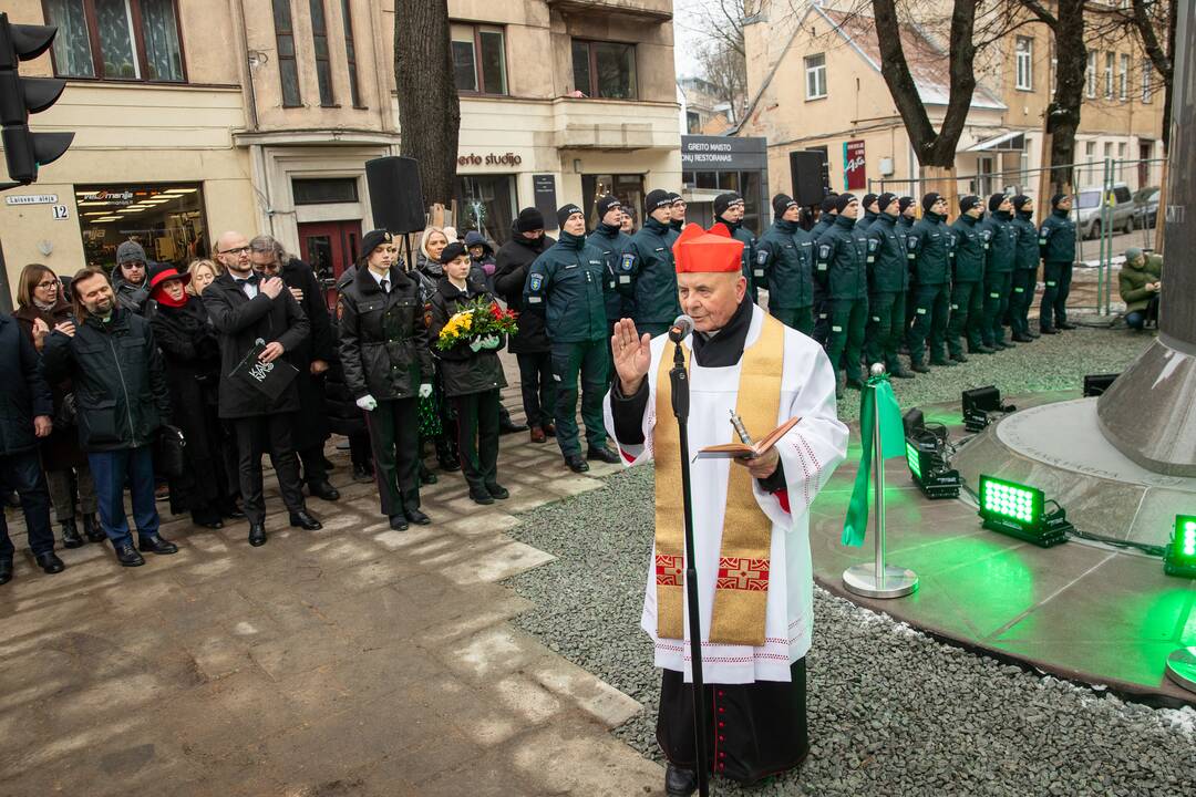 Oficialiai atidengtas policijai skirtas obeliskas