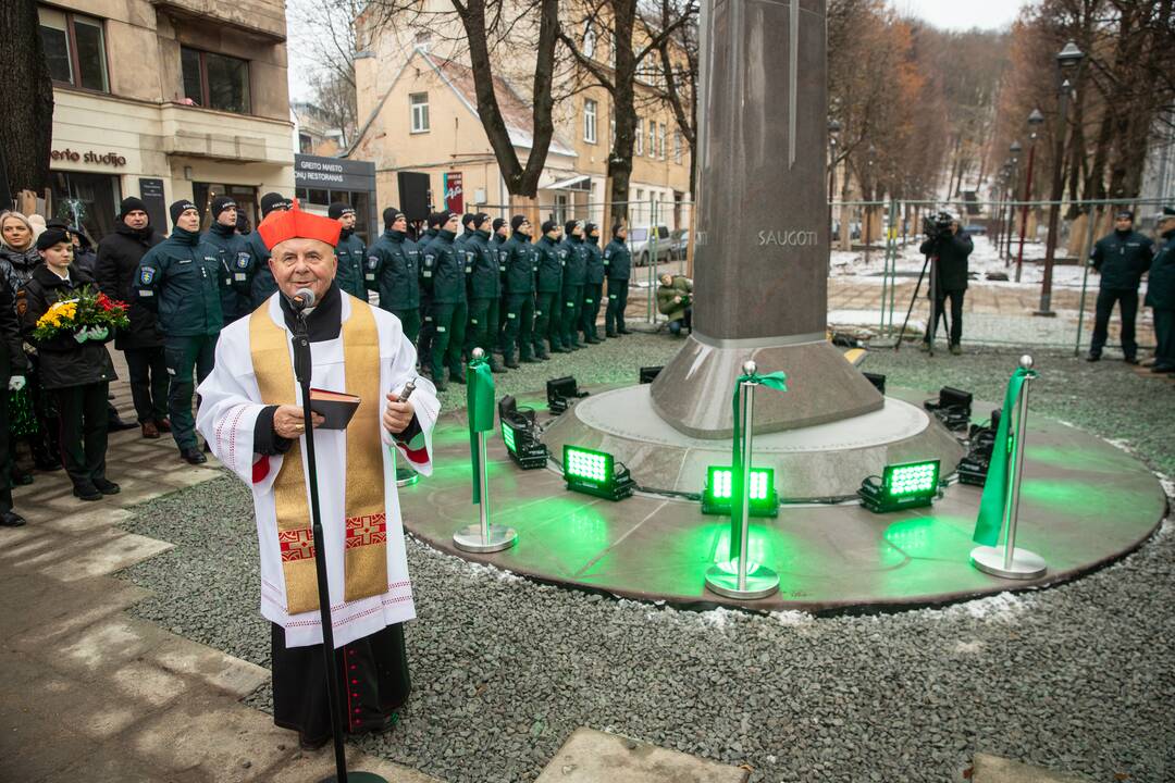 Oficialiai atidengtas policijai skirtas obeliskas
