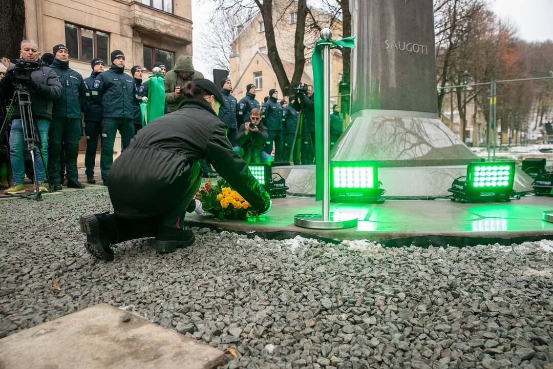 Oficialiai atidengtas policijai skirtas obeliskas